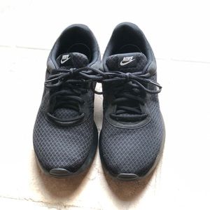 Women’s Black Nike Tennis Shoes